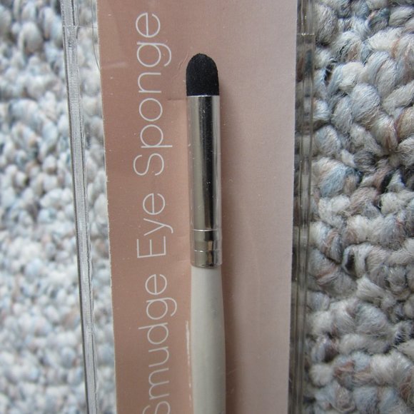 elf Smudge Eye Sponge - Picture 2 of 5